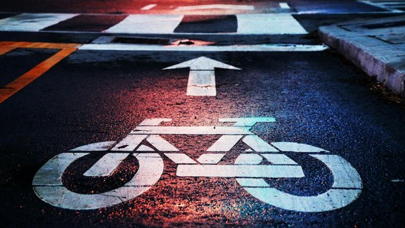 Fahrrad Piktogramm auf Straße - Foto: Gook/unsplash