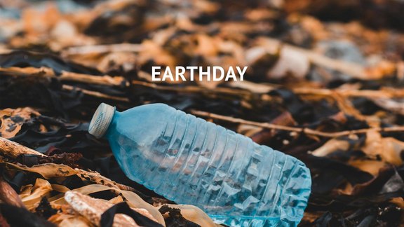 Earthday Plastikflasche auf Laub - Foto: mclean/unsplash