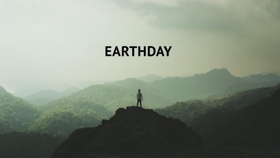 Earthday - Mensch auf Berg vor Bergpanorama - Foto: Aloushy/unsplash
