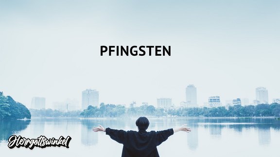 Pfingsten - Frau breitet Arme vor Skyline - Foto: Aloushy/unsplash