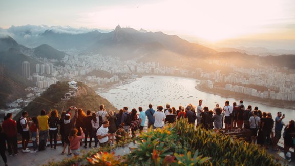 Touristen beobachten Sonnenuntergang in Rio - Foto: Dias/unsplash
