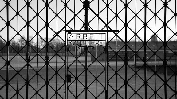 Tor zu KZ Dachau - Schriftzug "Arbeit macht frei"