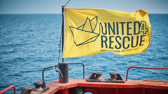 Flagge auf Schiff mit Logo united4rescue