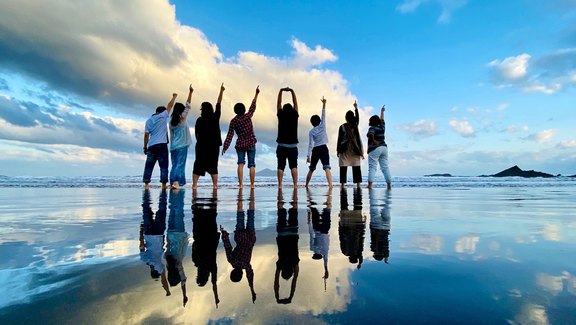 Jugendliche am Meer mit Spiegelung - Foto: Chen/unsplash