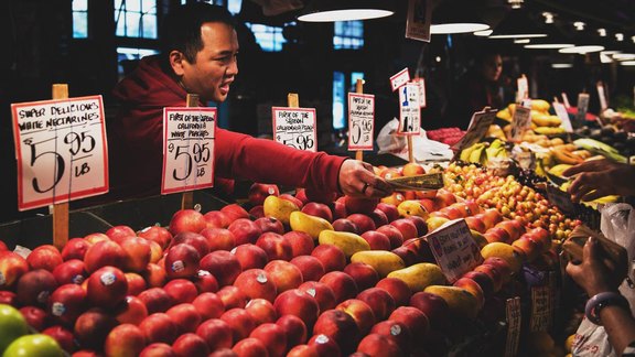 Mann verkauft Obst - Foto: Mossholder/unsplash